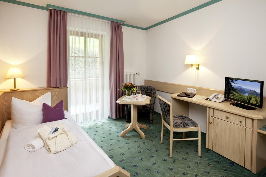 Hotel Berghof Пфронтен Экстерьер фото